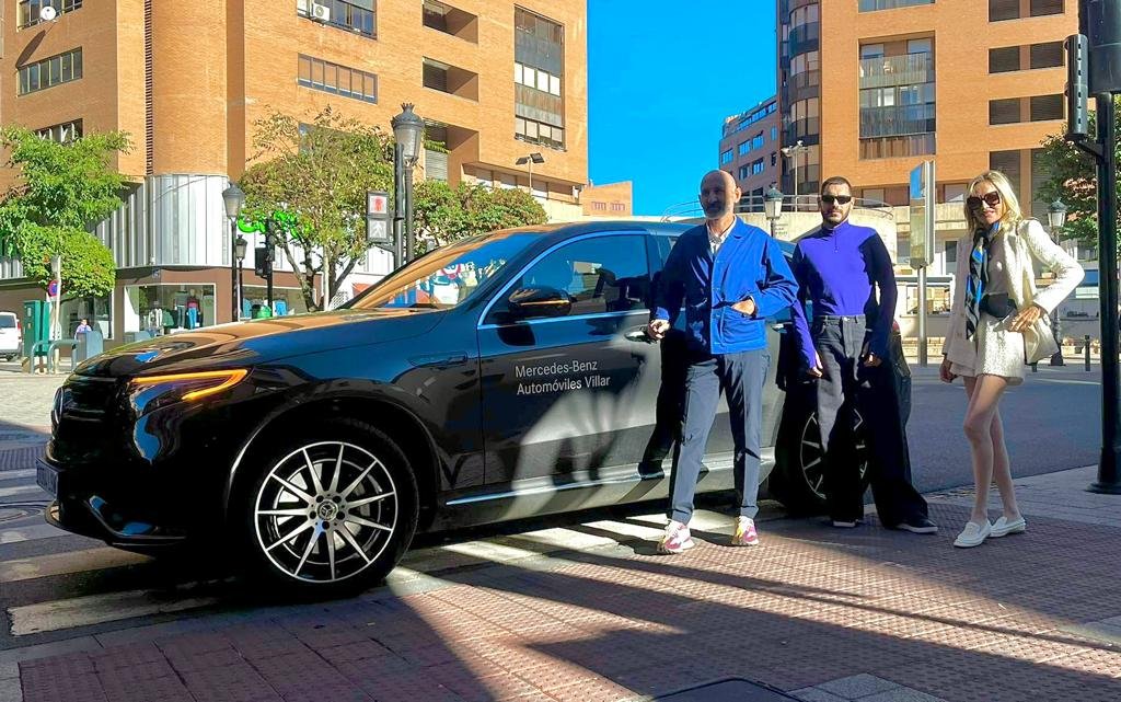 MB_Albacete's tweet image. Hoy comienza @abfashionday💥

✅Acompañamos a @madamecourel, Modesto Lomba y Dominnico con nuestro #EQC400 100% eléctrico🔋

Mañana de 10 a 13 en el Centro Comercial Calle Ancha, se realizará el #CastingDeModelos⭐️el mayor evento de moda de la región😍

💻 mercedes-villar.es