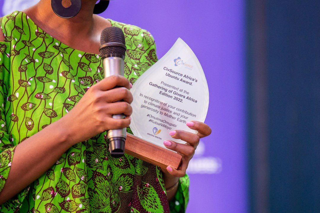 tbonnita's tweet photo. 3rd Gratitude Award:
CivFund’s Ms. Elizabeth Mbabazi presents an award to Philanthropy Circuit (NIGERIA) for their continued efforts to drive and influence a new narrative and understanding of African homegrown giving and development.
#OmutimaOmugabi #GOG2022 #gog22 https://t.co/pbsZBv04KQ