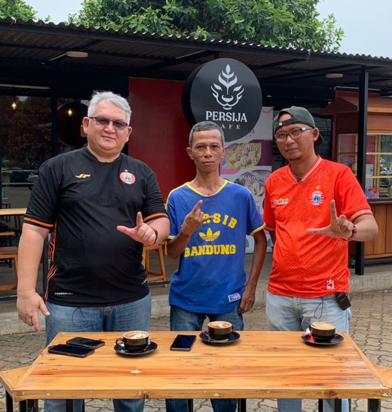BiruDepok's tweet photo. Jelang laga @Persib vs @Persija_jkt Stop Provokasi &amp; ujaran Kebencian.Silaturahmi Pendiri Viking Jabodetabek (Kang Eri) dgn Pendiri The Jakmania, Semoga suatu saat nanti Bobotoh-Jakmania bisa bersama dlm satu stadion mendukung Tim masing2 dgn aman &amp; sportif. Aamiin. @officialvpc https://t.co/n0Y2ixOmp2