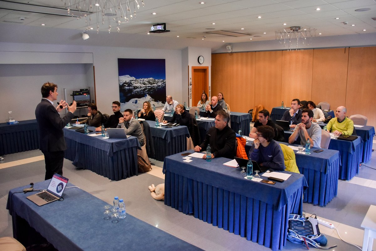 AndorraBusiness's tweet photo. 📌 Tret de sortida de les classes magistrals grupals de la tercera edició del nostre #ProgramaGrowth. El @davidtomas de @cyberclicknet ens ha explicat estratègies de lideratge i com atraure talent.🔎https://t.co/ZmbOXODuGU #InvestinAndorra https://t.co/RFQ7aw52oF