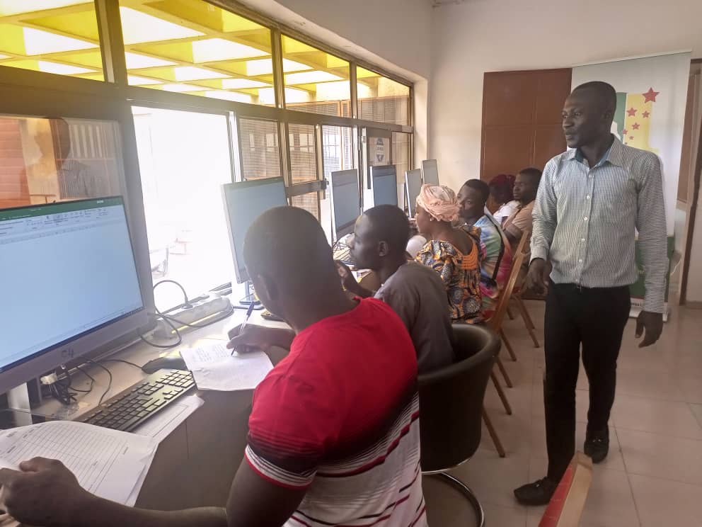 BanmLab_Dapaong's tweet photo. TROIS JOURS D'INITIATION À L'UTILISATION DE L'OUTIL INFORMATIQUE EXCEL POUR LES ENTREPRENEURS À BANMLAB. 
Au programme:Découverte de Excel,Fonctions logiques,conception d'une facture,Établissement du cahier journal.
#Banmlab #entrepreneuriatinnovant #formationexcel #entrepreneurs https://t.co/rVCh0zXFSV