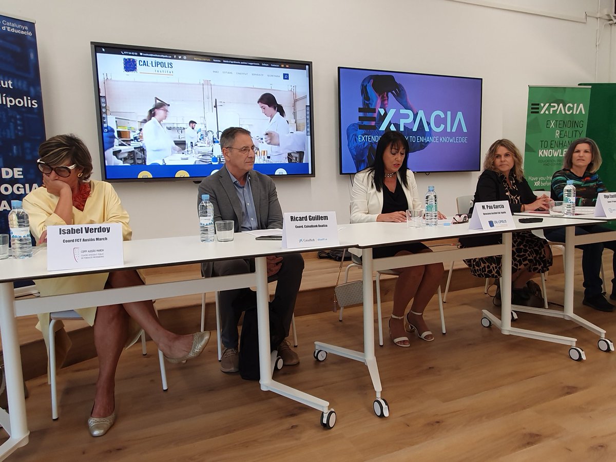 Presentació del projecte col.laboratiu FP empreses de la convocatoria Caixabank Dualiza de l'institut Cal.lipolis per implementar la realitat virtual als cicles formatius