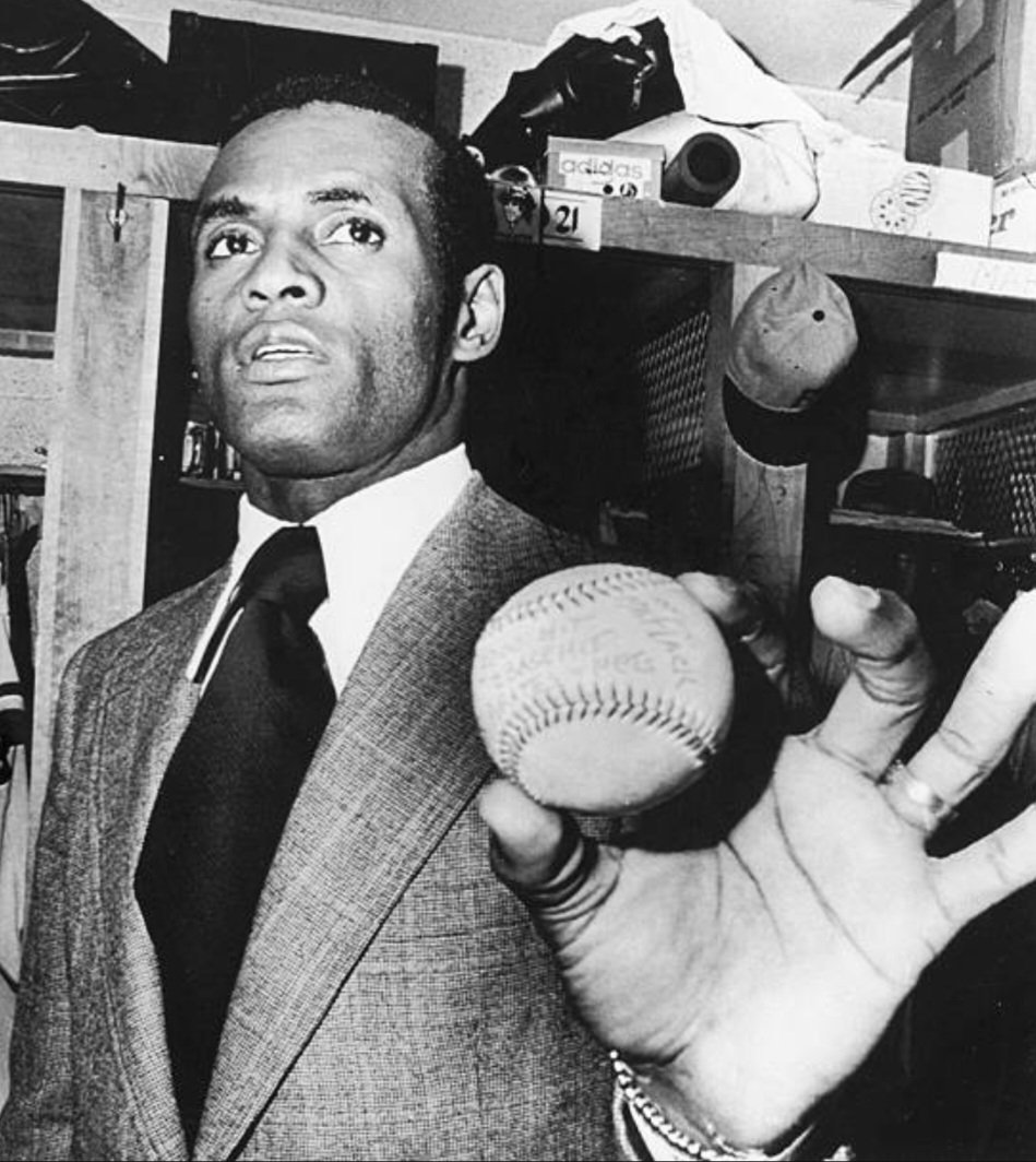 ricardoolivenc1's tweet photo. Foto de Roberto Clemente mostrándole a la prensa deportiva la pelota del hit 3,000. Estadio Tres Ríos. Pittsburgh, Pensilvania. 30 de septiembre de 1972. Foto: Prensa Unida Internacional. https://t.co/6JFPbFh9hf