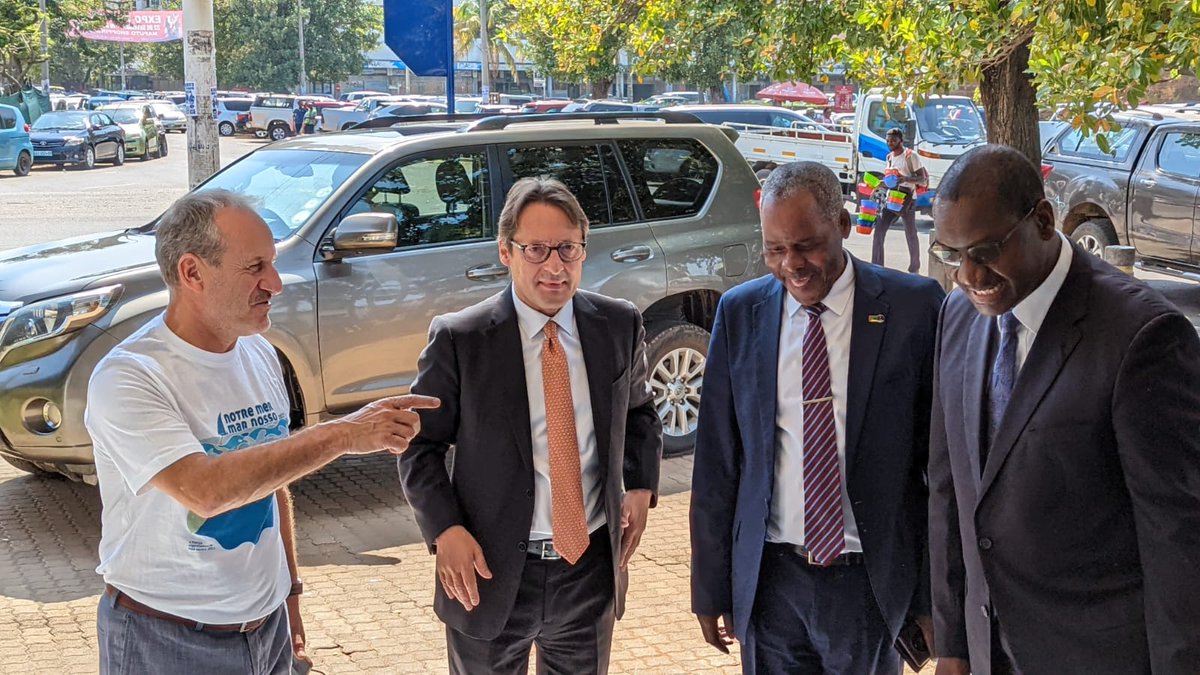 FranceMaputo's tweet photo. Dia da #Marinha🚢 e encerramento #MarNosso2022. Uma honra partilharmos com o 🇲🇿vice-ministro do mar, aguas interiores e pescas, 🇫🇷embaixador @izzo_d , #MIMAP, #INAMAR e #IPAJ o as celebrações do dia com a entrega de premios à jovens do concurso " empreendedorismo Azul” 👏‼️ https://t.co/spPya8vrxf