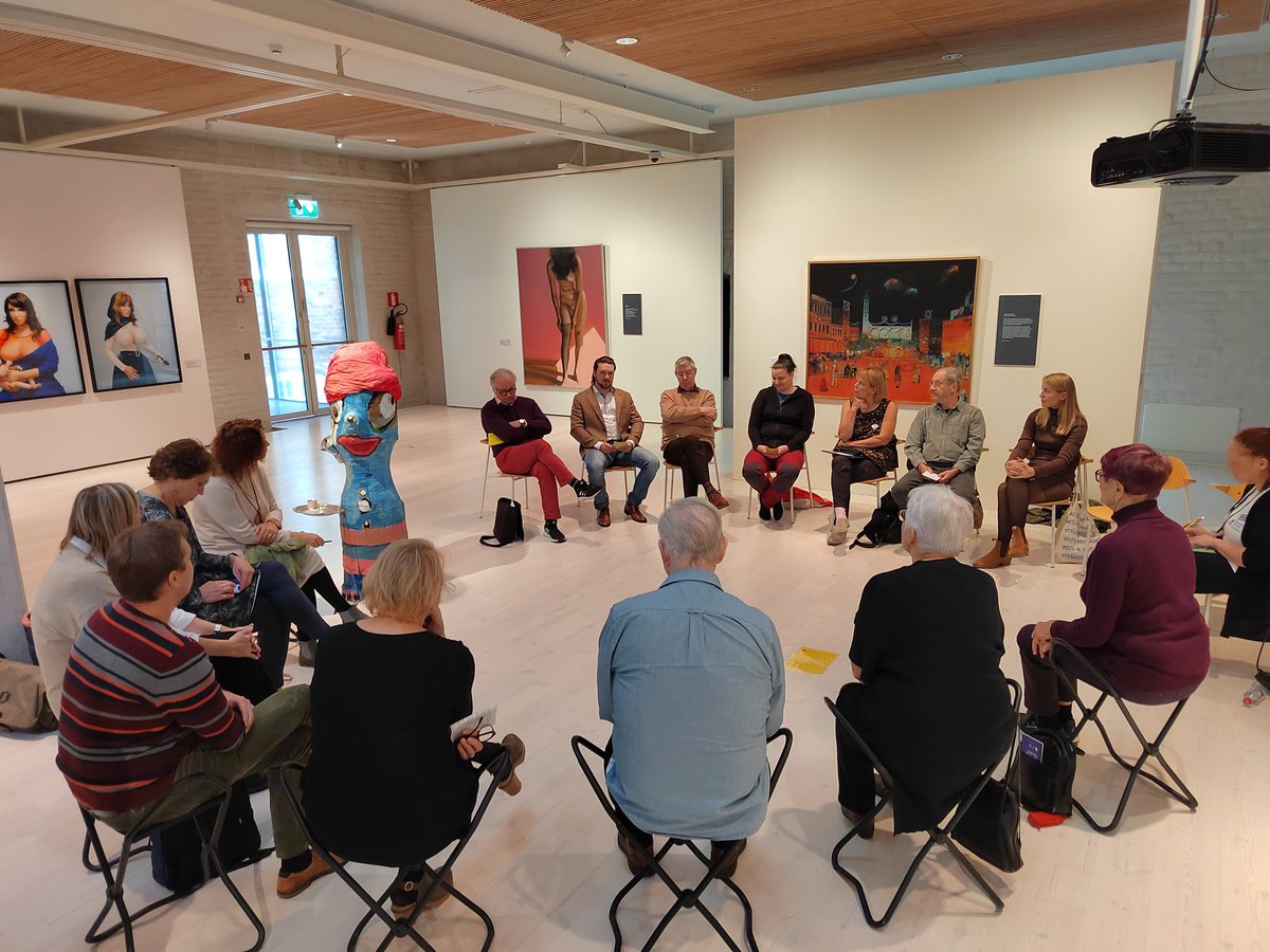 Kuin nuotiopiiri, mutta Hämeenlinnan taidemuseossa @hyvinsanottu -keskustelufestivaaleilla. Joukossamme akateeminen pihamies, lahosta lumoutuja ja kannon päällä kasvanut. Yhdelle tuhannet istuttamansa puut ovat kuin lapsia ja toiselle metsä on pankki 🌳 #HyvinSanottu #metsäsuhde