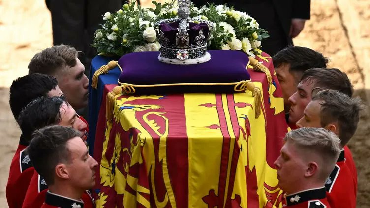 LEAP2020's tweet photo. La mort de #QueenElisabeth a ému le monde entier. Y a-t-il 1 lien entre son décès & la « mort cérébrale » de #Otan ? La Reine était-elle le dernier symbole de #Europe globale ? Lisez l’article du Bulletin #LEAP2040 pour avoir 1 analyse de la situation.
https://t.co/bk6YMVOWEJ https://t.co/chQQ2M7TAh