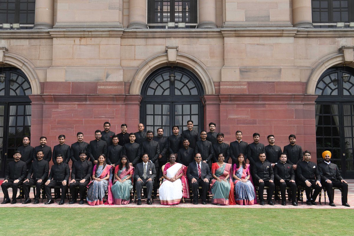 President Droupadi Murmu meets officers and officer trainees of Indian Defence Estates Service, Indian Skill Development Service, Indian Trade Service and Indian Telecom Service at Rashtrapati Bhavan. 

Details: presidentofindia.nic.in/press-release-…