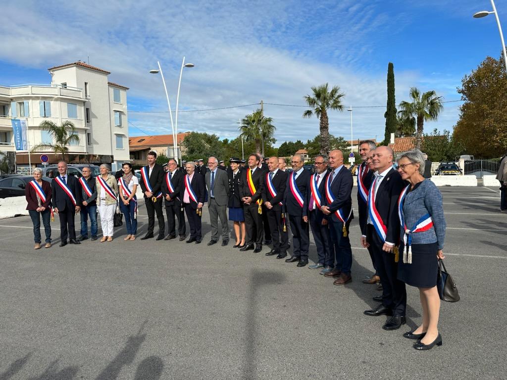 sRambaudRN's tweet photo. Ce vendredi matin, avec mon ami et collègue le député Frank Giletti, nous avons assisté sur le port de la Londe à la très belle cérémonie de prise de commandement du nouveau chef d'escadron de la compagnie de gendarmerie départementale de Hyères.
#RNVar https://t.co/51ln6xBdHI