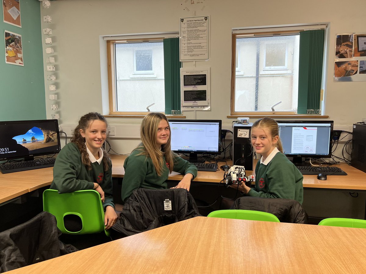 CyfBrynrefail's tweet photo. Bore prysur heddiw - Lego EV3 Mindstorms gyda Blwyddyn 9 https://t.co/qhsY930G23
