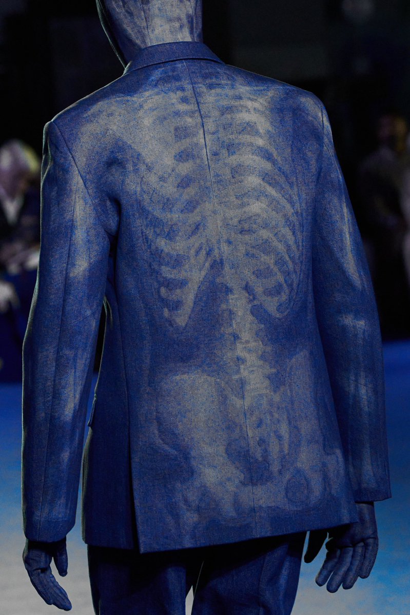 jeremiyake's tweet photo. Gagged by the texture and the details of this skeleton trompe l’œil suit at Off-White Spring 2023. https://t.co/ag19DjKaKQ