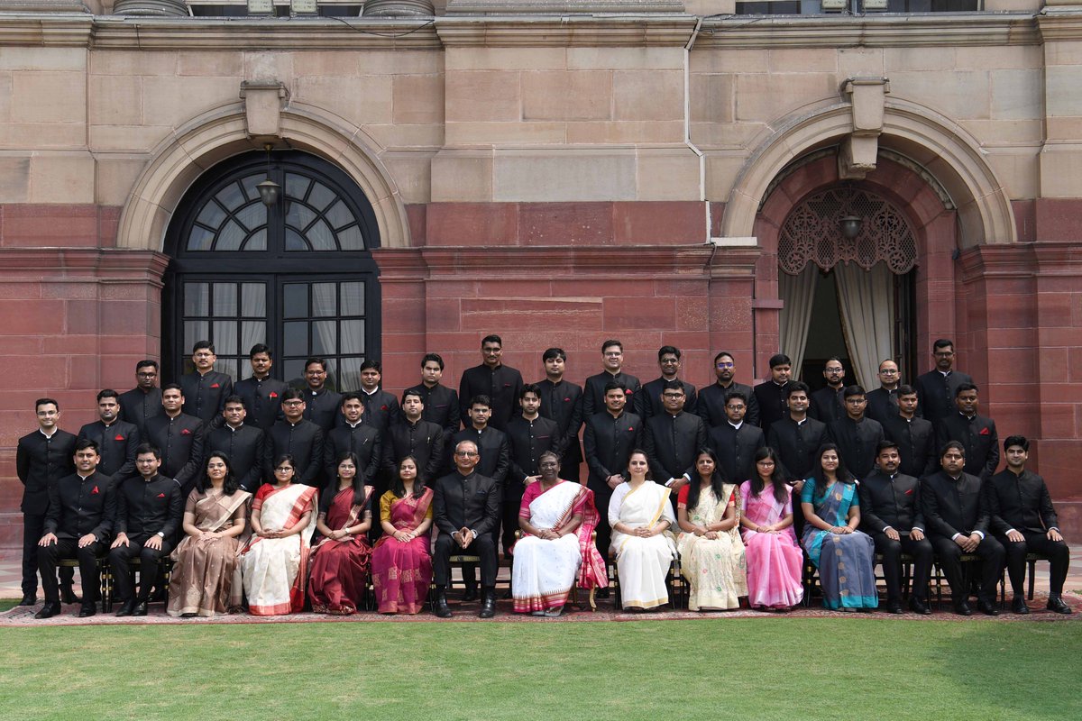 rashtrapatibhvn's tweet photo. President Droupadi Murmu meets officers and officer trainees of Indian Defence Estates Service, Indian Skill Development Service, Indian Trade Service and Indian Telecom Service at Rashtrapati Bhavan. 

Details: https://t.co/aDcqy3Skq3 https://t.co/pSF0HDnctR