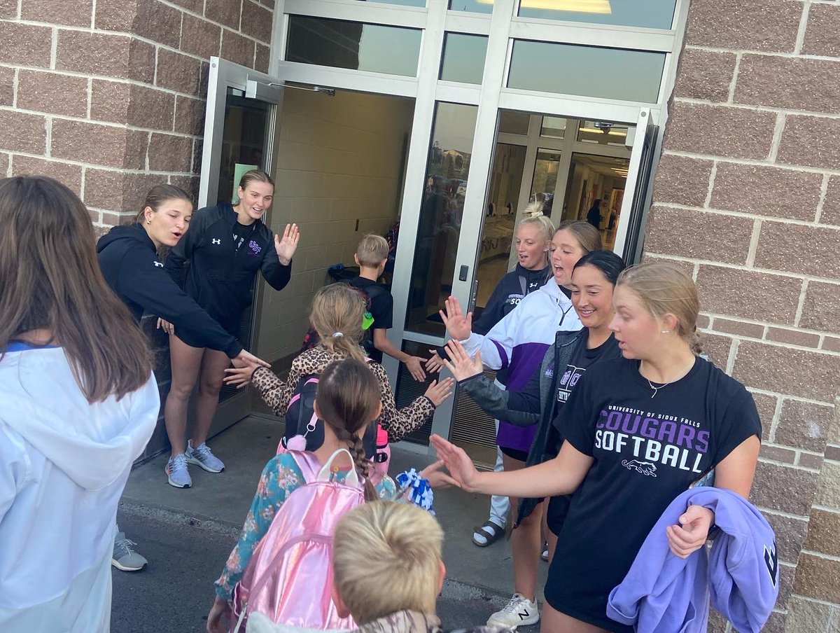 USFCougarsSB's tweet photo. Hanging out with some new friends for #HighFiveFriday! Thanks to Sioux Falls Christian for letting us kick off the school day with you! ✋🏿🤚🏾✋🏽🤚🏼✋🏻

Thanks for the inspiration @GoJacksSB!!! https://t.co/4SflvHmifW