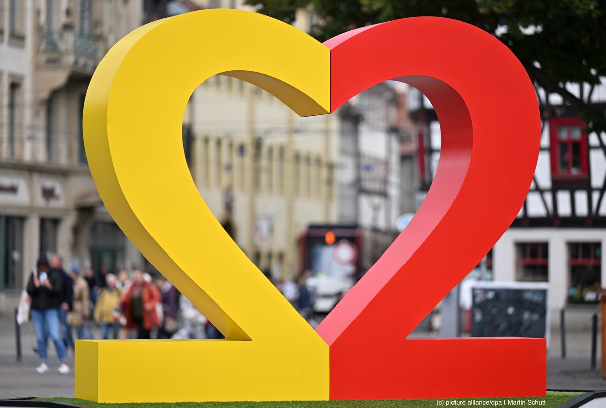 C’est la Journée de l’#UnitéAllemande! Il y a 32 ans, l’unification 🇩🇪 était scellée après 45 ans de division. Les festivités officielles du #3octobre sont organisées dans le land présidant le Bundesrat. C’est Erfurt, en Thuringe, qui accueille cette année la cérémonie nationale.