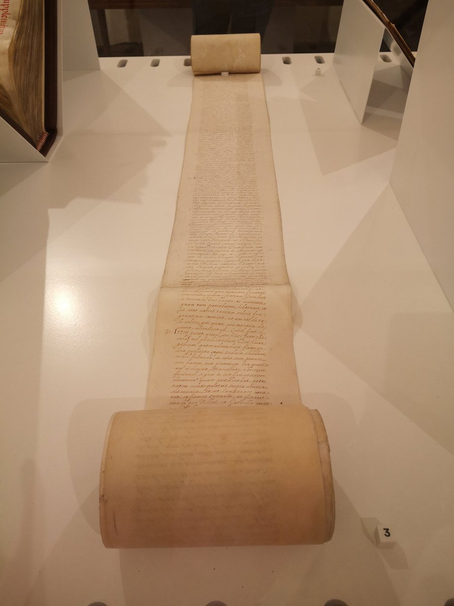 claegoma's tweet photo. En este lugar me sentí dentro del #infinitoenunjunco de @irenevalmore todo un desafío leer esos rollos.... https://t.co/or6bIqiIa9