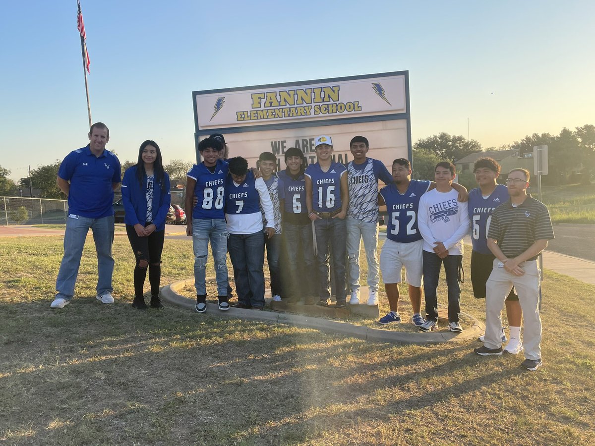 jrblunier's tweet photo. Thank you to our student athletes from @sa_lakeviewHS for coming out this morning to visit with our @ChargersFannin! We appreciate you telling us the importance of work first, then play! @SanAngeloISD https://t.co/IPisqGnHyC