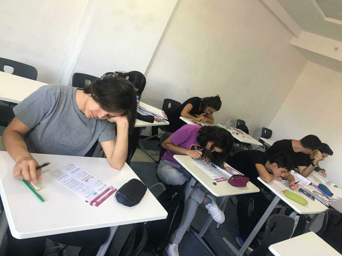 UOCalli's tweet photo. 12. Sınıf öğrencilerimiz kimya etüdünde konu kavrama testleri çözüp yapamadıkları soruları öğretmenlerine sorarak konularını tamamladılar. #UğurluOlmak https://t.co/2rHFHenFBE