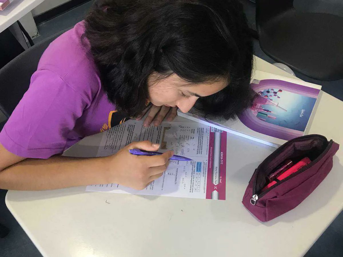 UOCalli's tweet photo. 12. Sınıf öğrencilerimiz kimya etüdünde konu kavrama testleri çözüp yapamadıkları soruları öğretmenlerine sorarak konularını tamamladılar. #UğurluOlmak https://t.co/2rHFHenFBE