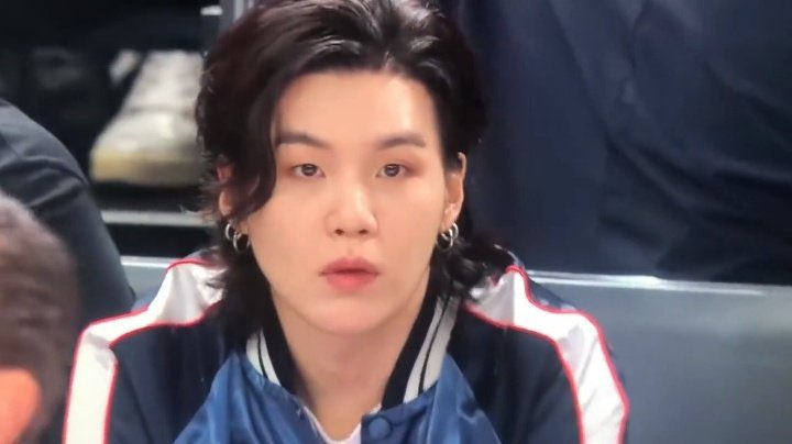 jj7min's tweet photo. Someone come slap me cuz I'm getting dizzy by watching this man he's ETHEREAL THAT F HAIR SIR 🥰 https://t.co/ckqGVzUuvQ