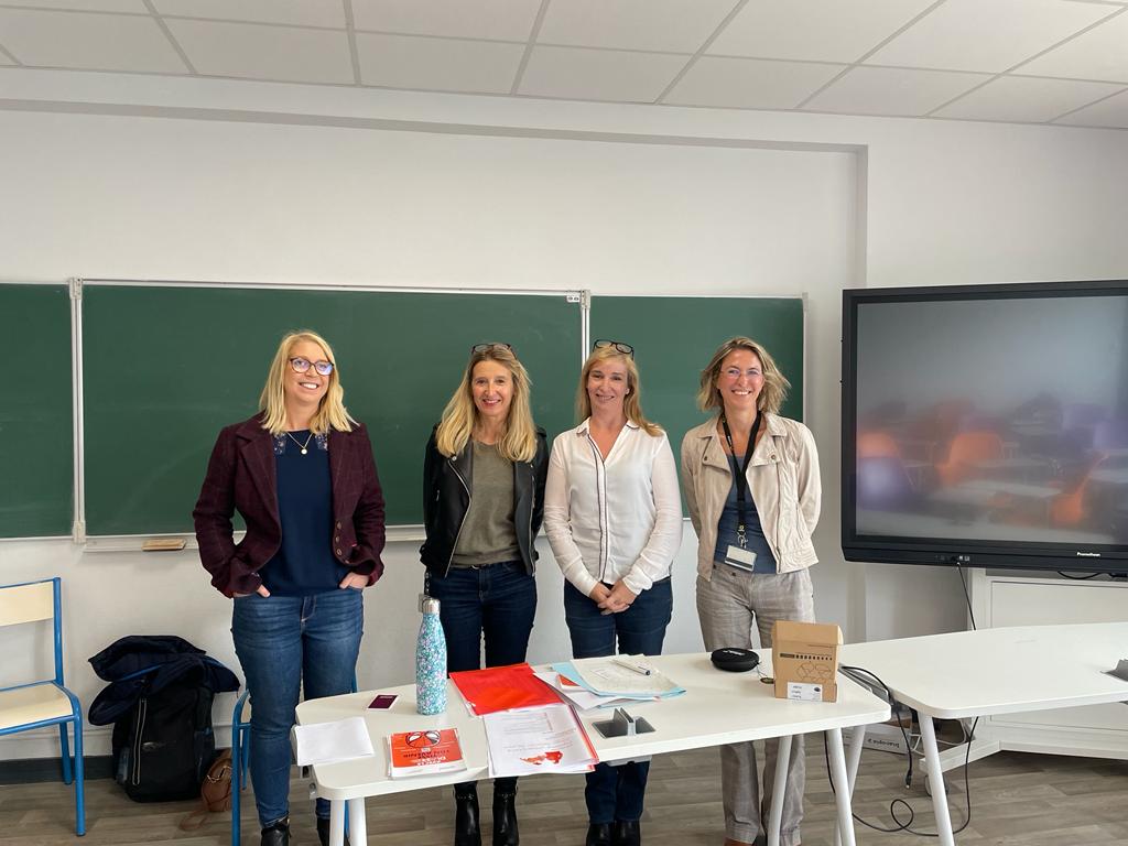 laurencethibau4's tweet photo. #Onsorientetoutaulongdesavie c'est le message passé aux étudiants de l'université Paris Saclay en DU 3 R.  Au menu: ateliers orientations/infos marché de l'emploi, venue d'entreprises. Merci à Mme Goncalves coordinatrice pédagogique ainsi qu'à l'armée de l'air, LFB et Costco. https://t.co/KaLWuEX8w4
