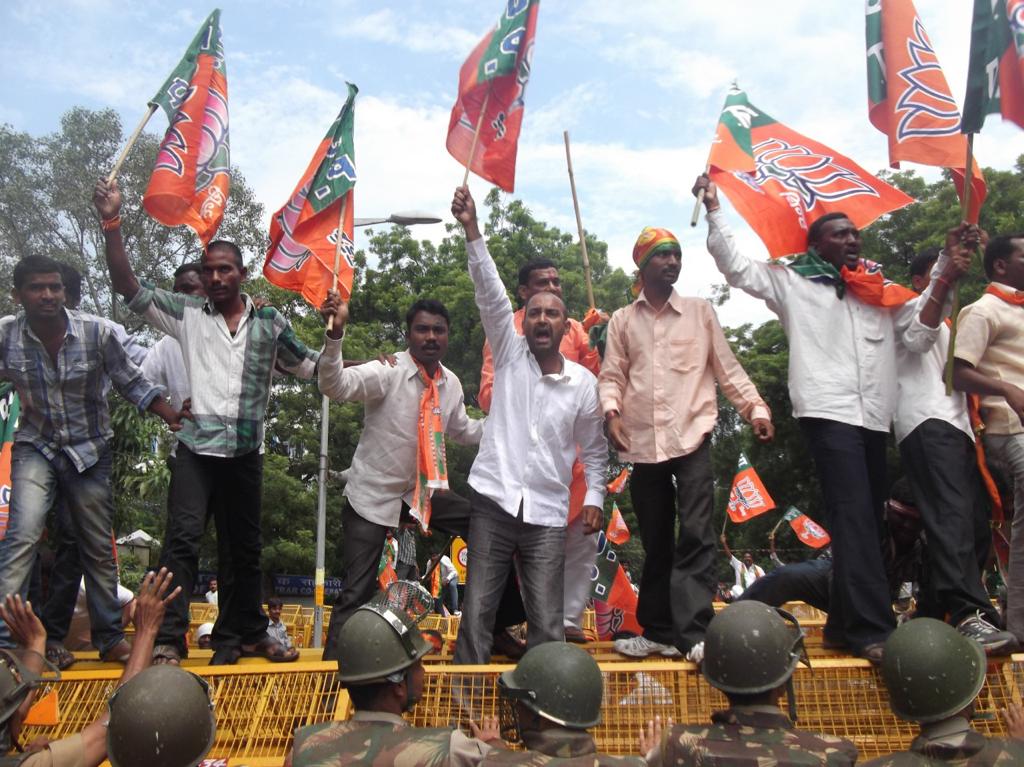 bandisanjay_bjp's tweet photo. నేను ఉన్నప్పుడు నీవెక్కడ ?

సాగరహారం జరిగిన రోజు సారెక్కడ ?!
ఇప్పటి డొక్కు కారెక్కడ ?!!

ఉద్యమ వీరుల్ని బొందపెట్టి గద్దెనెక్కి మదమెక్కిన వాళ్లకు ఉద్యమకారుడెవడో ! ఉల్ఫాగాడు ఎవడో ఎలా తెలుస్తుంది ?!

ఒక సంకలో ఓవైసీని,
మరో వంక తెలంగాణ ద్రోహులను మోస్తున్న మోసగాళ్లు - అసలు మీరెక్కడ ? https://t.co/lc3cHpYK6C