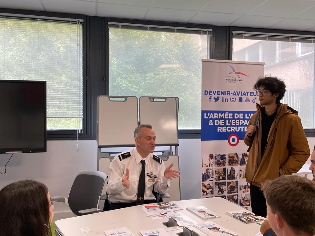 laurencethibau4's tweet photo. #Onsorientetoutaulongdesavie c'est le message passé aux étudiants de l'université Paris Saclay en DU 3 R.  Au menu: ateliers orientations/infos marché de l'emploi, venue d'entreprises. Merci à Mme Goncalves coordinatrice pédagogique ainsi qu'à l'armée de l'air, LFB et Costco. https://t.co/KaLWuEX8w4