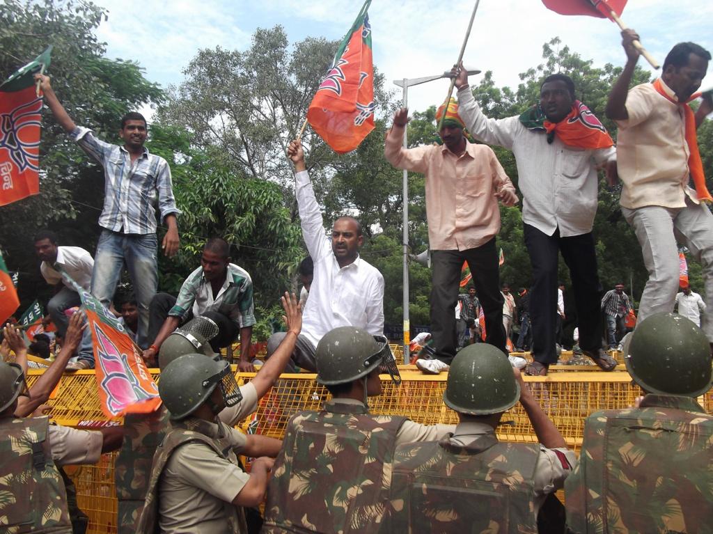 bandisanjay_bjp's tweet photo. నేను ఉన్నప్పుడు నీవెక్కడ ?

సాగరహారం జరిగిన రోజు సారెక్కడ ?!
ఇప్పటి డొక్కు కారెక్కడ ?!!

ఉద్యమ వీరుల్ని బొందపెట్టి గద్దెనెక్కి మదమెక్కిన వాళ్లకు ఉద్యమకారుడెవడో ! ఉల్ఫాగాడు ఎవడో ఎలా తెలుస్తుంది ?!

ఒక సంకలో ఓవైసీని,
మరో వంక తెలంగాణ ద్రోహులను మోస్తున్న మోసగాళ్లు - అసలు మీరెక్కడ ? https://t.co/lc3cHpYK6C