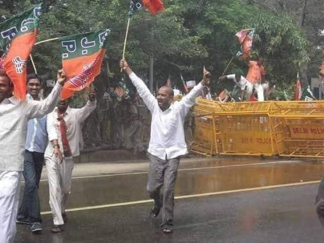 bandisanjay_bjp's tweet photo. నేను ఉన్నప్పుడు నీవెక్కడ ?

సాగరహారం జరిగిన రోజు సారెక్కడ ?!
ఇప్పటి డొక్కు కారెక్కడ ?!!

ఉద్యమ వీరుల్ని బొందపెట్టి గద్దెనెక్కి మదమెక్కిన వాళ్లకు ఉద్యమకారుడెవడో ! ఉల్ఫాగాడు ఎవడో ఎలా తెలుస్తుంది ?!

ఒక సంకలో ఓవైసీని,
మరో వంక తెలంగాణ ద్రోహులను మోస్తున్న మోసగాళ్లు - అసలు మీరెక్కడ ? https://t.co/lc3cHpYK6C