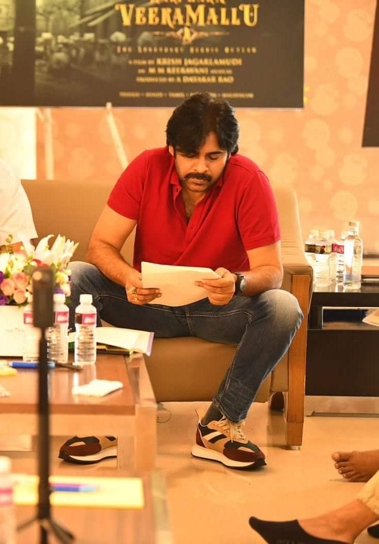 RaviTejaJoy's tweet photo. Effortless Swag ππ₯
@PawanKalyan β€οΈ
#PawanKalyan #HariHaraVeeraMallu #HHVM #DrKrish https://t.co/gg9yhA7GPx