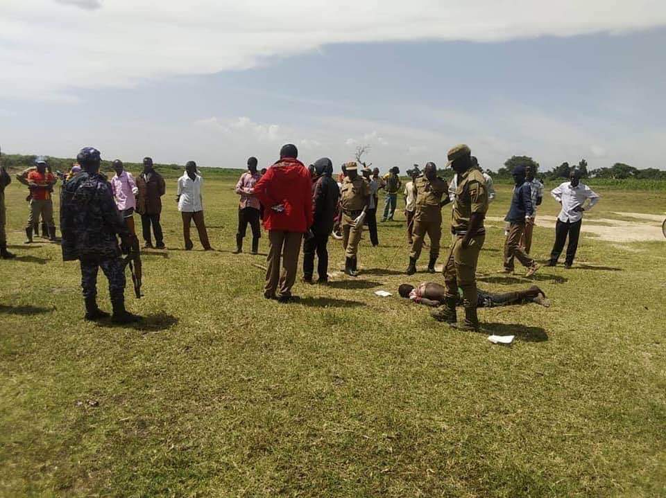 MailoLand's tweet photo. @KagutaMuseveni Akid shoot dead by uganda police after finding him fishing onshore looking for schoolfees from sell of fish,..is lake victoria belongs to uganda or its already sold?
Dictator museven sold the lake to foreigners.
#ugandisbleeding
#endtortureuganda
@amnesty
@IntlCrimCourt
@WHO https://t.co/4XxZKS46O0