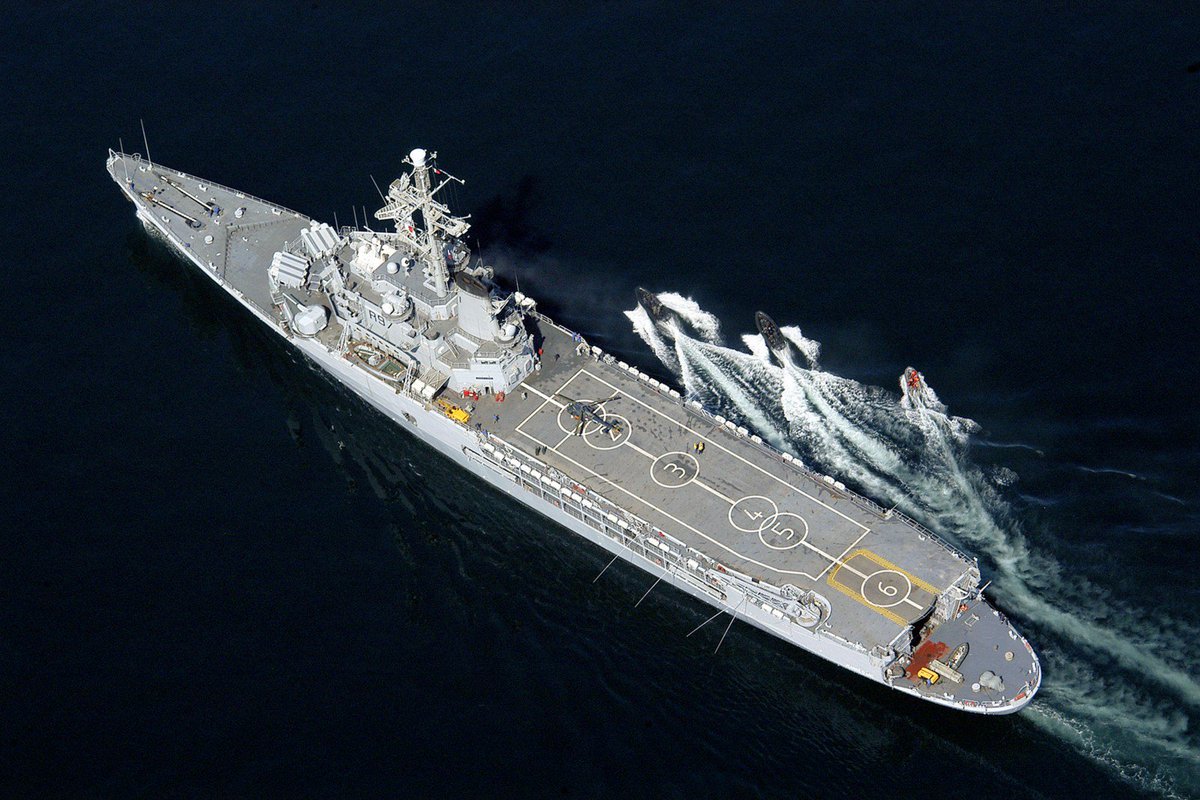 Trois_Ponts's tweet image. 30 septembre 1961 : lancement à Brest du porte-hélicoptères La Résolue, renommée Jeanne d&apos;Arc lors de sa mise en service en 1964. Navire emblématique de la @MarineNationale, elle fut notamment bâtiment-école d&apos;application des officiers de marine et retirée du service en 2010.