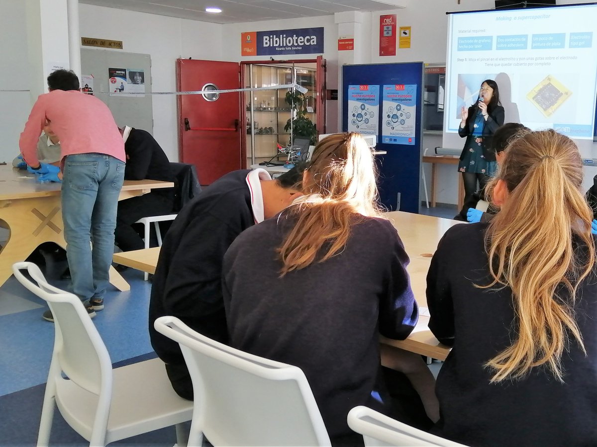 telecoupm's tweet photo. Hoy visitan la #ETSIT_UPM tres grupos de estudiantes de bachillerato con motivo de la celebración de #LaNocheDeLosInvestigadores. Participan en un taller organizado por el @IsomUpm en el que aprenden a montar microsupercondensadores basados en #grafeno para iluminar ledes. https://t.co/gNcWnxxqYW