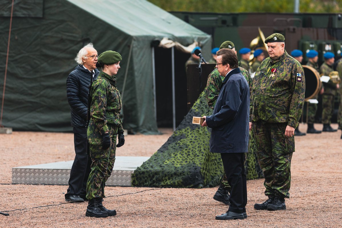 KarjalanPR's tweet photo. Karjalan prikaatissa juhlittiin tänään Itä-Suomen viestipataljoonan perinnepäivää.

Perinnepäivä alkoi paraatikatselmuksella ja jatkui ohimarssilla. Ohessa palkittiin ansioituneita varusmiehiä sekä henkilökuntaa.
#karjalanprikaati #isvp https://t.co/o7GzBV4iFz