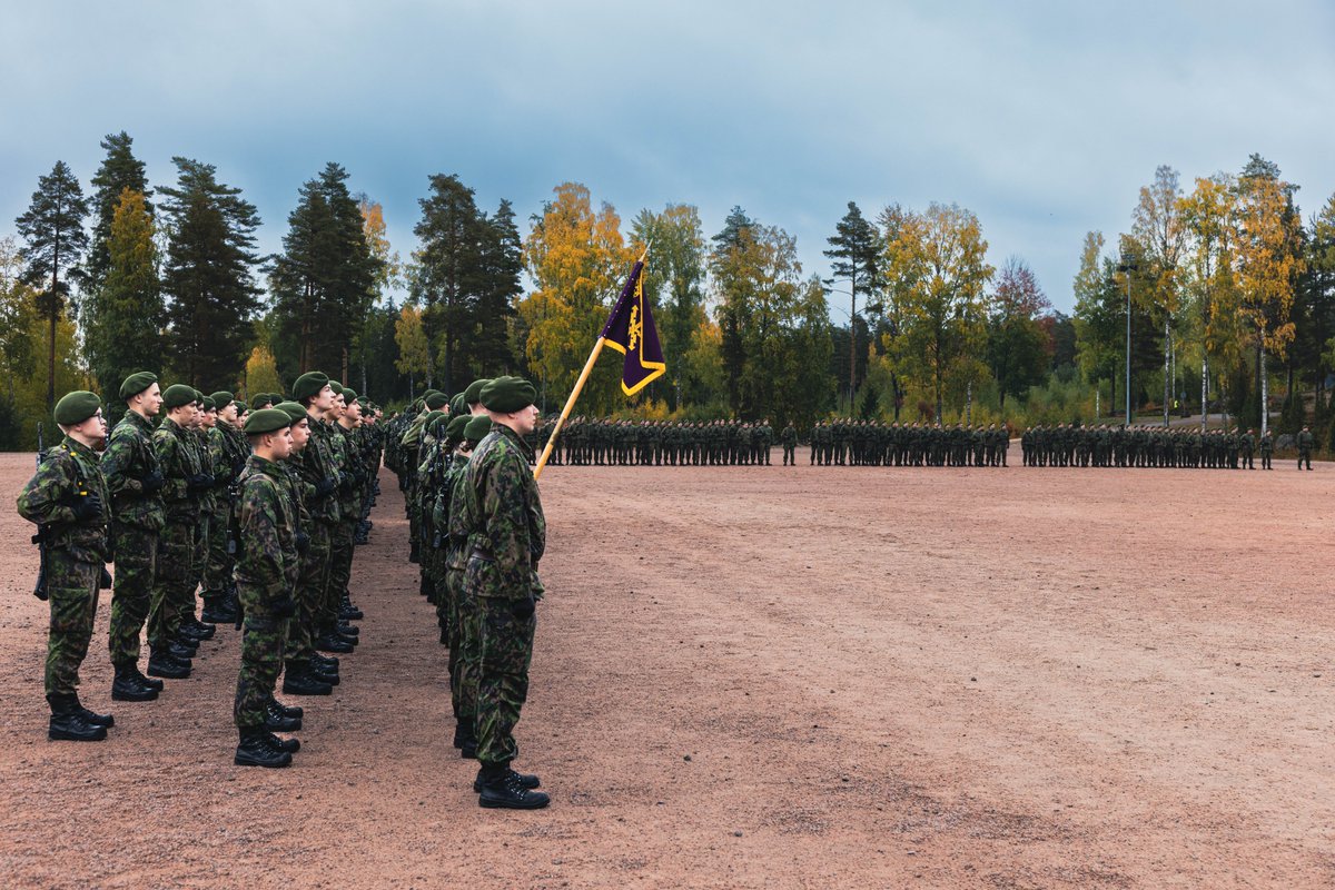 KarjalanPR's tweet photo. Karjalan prikaatissa juhlittiin tänään Itä-Suomen viestipataljoonan perinnepäivää.

Perinnepäivä alkoi paraatikatselmuksella ja jatkui ohimarssilla. Ohessa palkittiin ansioituneita varusmiehiä sekä henkilökuntaa.
#karjalanprikaati #isvp https://t.co/o7GzBV4iFz