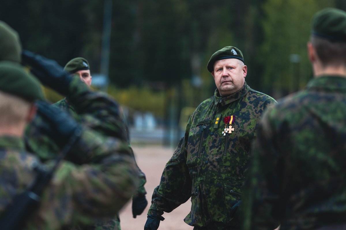 KarjalanPR's tweet photo. Karjalan prikaatissa juhlittiin tänään Itä-Suomen viestipataljoonan perinnepäivää.

Perinnepäivä alkoi paraatikatselmuksella ja jatkui ohimarssilla. Ohessa palkittiin ansioituneita varusmiehiä sekä henkilökuntaa.
#karjalanprikaati #isvp https://t.co/o7GzBV4iFz