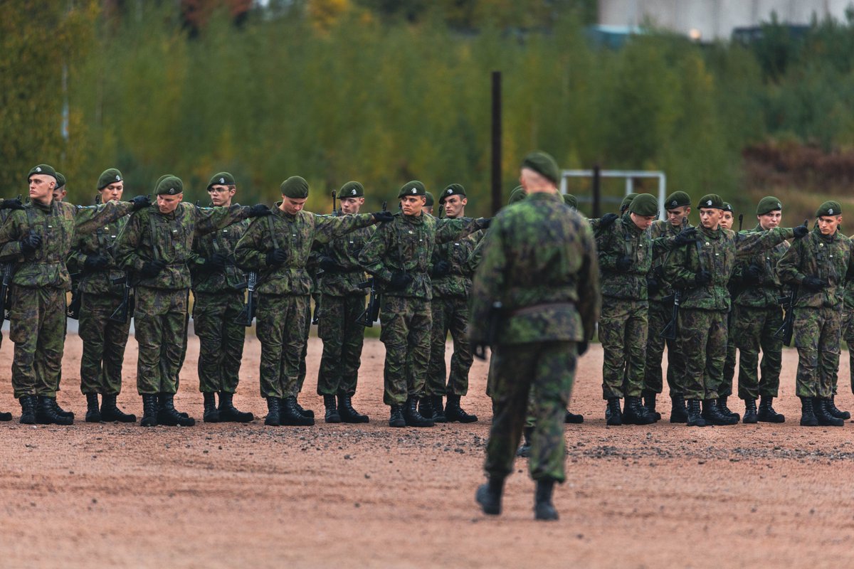 KarjalanPR's tweet photo. Karjalan prikaatissa juhlittiin tänään Itä-Suomen viestipataljoonan perinnepäivää.

Perinnepäivä alkoi paraatikatselmuksella ja jatkui ohimarssilla. Ohessa palkittiin ansioituneita varusmiehiä sekä henkilökuntaa.
#karjalanprikaati #isvp https://t.co/o7GzBV4iFz