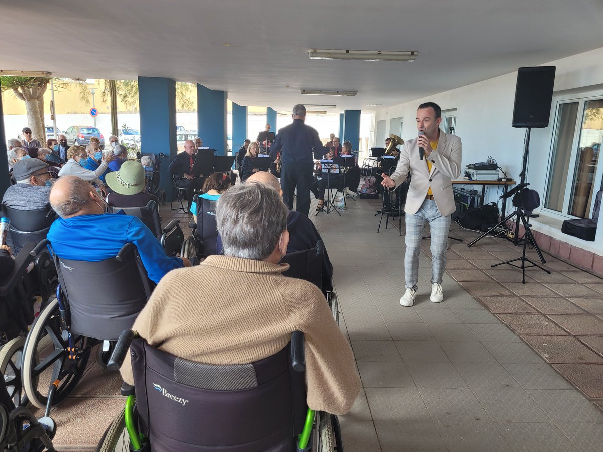 JuanMartel_'s tweet photo. Acto muy emotivo en el día de hoy. Celebramos el #DiaInternacionalDeLasPersonasMayores en La Residencia de Mayores de Taliarte con la Banda Municipal de #Telde y Fasur. Mi agradecimiento a todo el personal del Centro por permitir transmitir la cultura a un espacio como este. https://t.co/vgLHIwlO7w