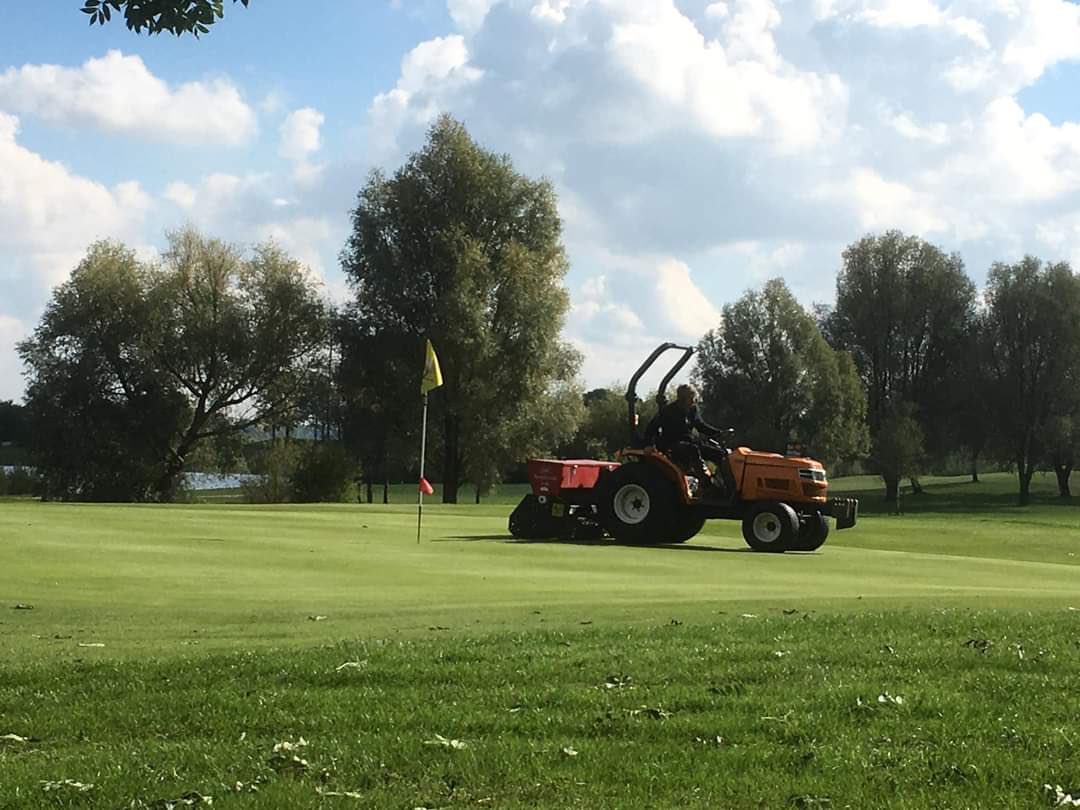 Aankomende weken zijn wij op onze golfbanen met diverse onderhoudswerkzaamheden bezig. Op Golfclub de Dorpswaard is Antoon Kuijstermans met zijn team de greens aan het doorzaaien, bezanden en prikken. #golf #golfbaan #golfbaandedorpswaard
