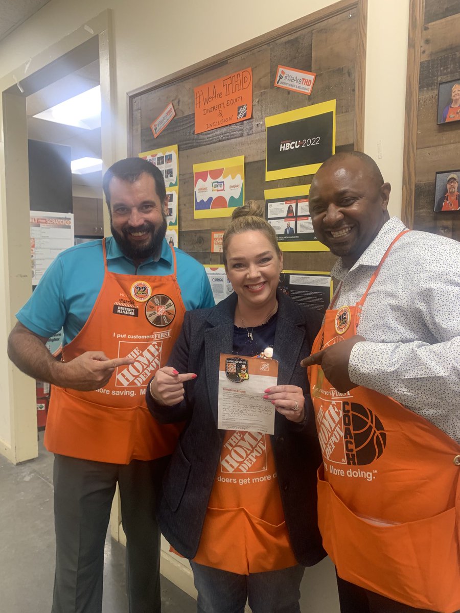 DM in the house at 2316 meeting and recognizing associates like KD Missy for creating shareholder values and providing excellent customer service!!!