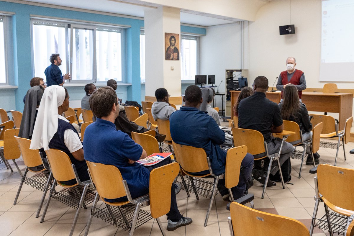 FSC_unisal's tweet photo. 👋🏼Oggi abbiamo dato il benvenuto ai nuovi studenti iscritti alla FSC. Accogliamo in facoltà volti e storie da tanti Paesi diversi.
Che sia per ciascuno di loro un percorso ricco di #opportunità e di crescita professionale e umana.

#studentiFSC #ComunicazioneSociale #benvenuti https://t.co/Rbph6wUaKe