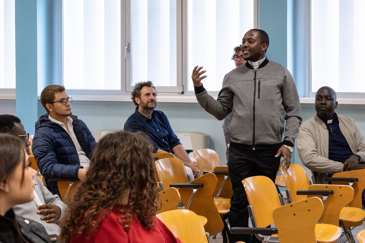 FSC_unisal's tweet photo. 👋🏼Oggi abbiamo dato il benvenuto ai nuovi studenti iscritti alla FSC. Accogliamo in facoltà volti e storie da tanti Paesi diversi.
Che sia per ciascuno di loro un percorso ricco di #opportunità e di crescita professionale e umana.

#studentiFSC #ComunicazioneSociale #benvenuti https://t.co/Rbph6wUaKe