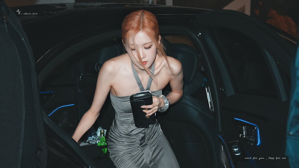 hourly rosé tweet media