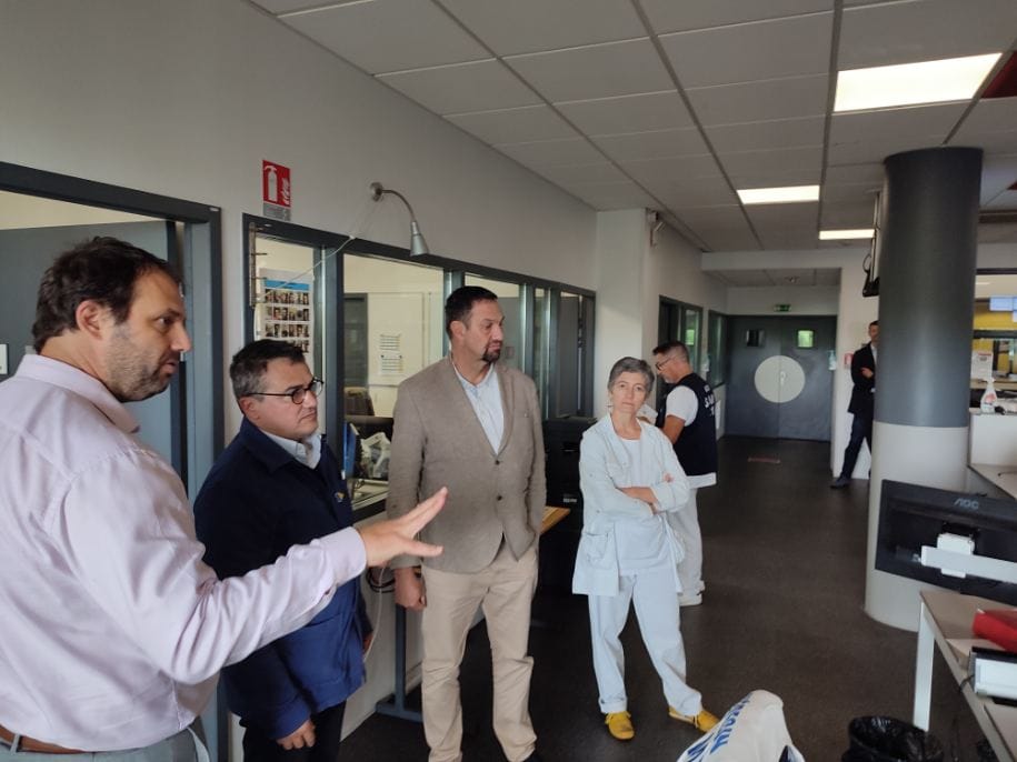 BounesV's tweet photo. Très grand plaisir de recevoir le docteur @PatrickPelloux, urgentiste à l'APHP et président de l'@AMUFAMUF1, venu visiter le @SAMU__31.
🙏 Merci aux docteurs Franck Becker de Decazeville, et Marielle Chodossas du @CHUdeToulouse, d'avoir été présents pour l'accueillir. https://t.co/lMTgUIWwqM