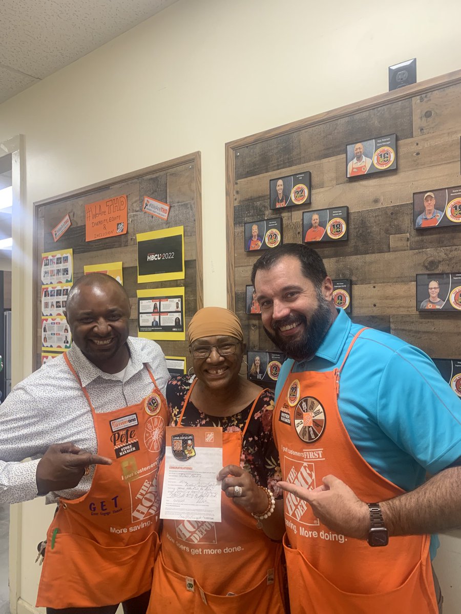 DM &amp; SM recognizing D23/59 Specialist, Ms Vivian for driving results and providing excellent customer service!!!