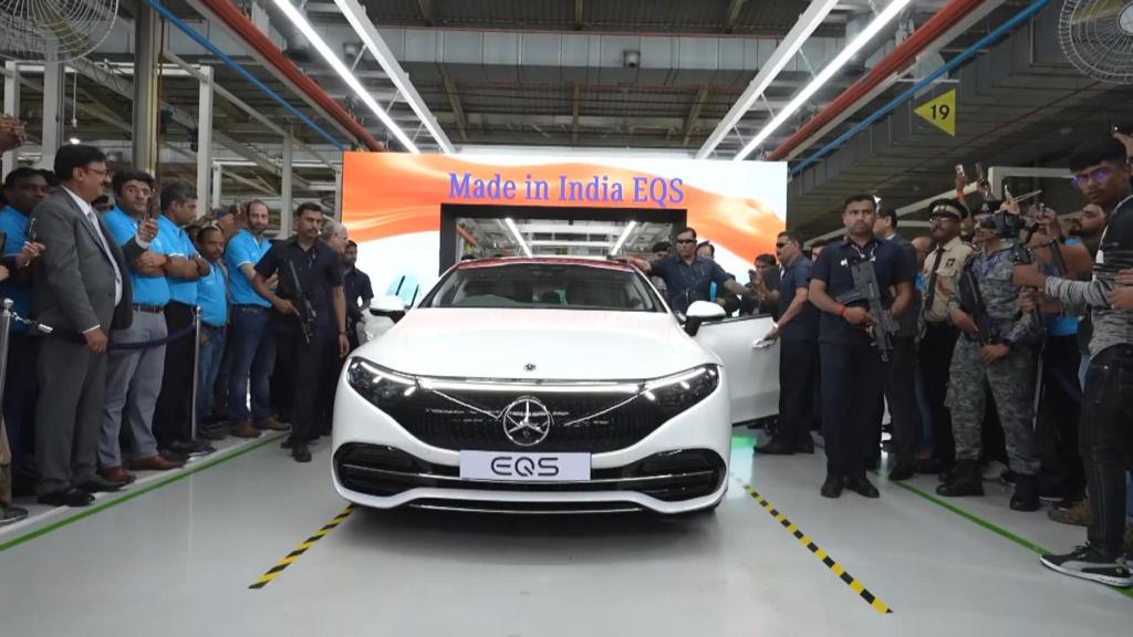 OfficeOfNG's tweet photo. Union Minister Shri @nitin_gadkari Ji launched first Made in India's Mercedes-Benz Luxury Electric Car (580 4Matic) at the company’s Chakan plant in Pune, Maharashtra. https://t.co/wmjOk7aVNG