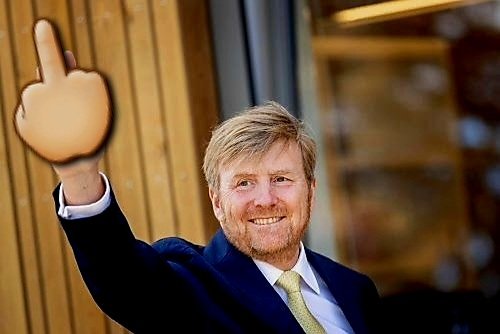 JohnMccallum78's tweet photo. We maken het een trend voor de komende jaren. 
De burger zit in de stress vanwege de hoge inflatie, energiekosten en boodschappen. En deze smeerpijp krijgt 2,8% verhoging op zijn salaris. 
Vanaf nu krijg je hem terug Willem, hopelijk van heel Nederland. #Schaamjekapot
#Boeeee https://t.co/3zIid4ZLW0