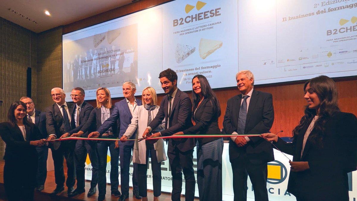 ITAtradeagency's tweet photo. Inaugurato #B2Cheese, evento di eccellenza, alla presenza del DG Luongo che ha sottolineato il sostegno di #ICE in collaborazione con #Assolatte, attraverso incoming di buyer da 10 Paesi, e i dati positivi del settore ➡ #export 2021 +13,4%. https://t.co/aasFPK7OS0