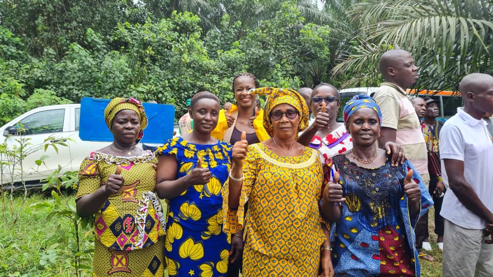 PIF_CI's tweet photo. Une délégation de planteurs venus de Rapide Grah, Haut dodo et Scio est venue s'imprégner de l'expérience de M. N'Koh en matière d'agroforesterie à Azaguié. https://t.co/G2pWBJ9xLP