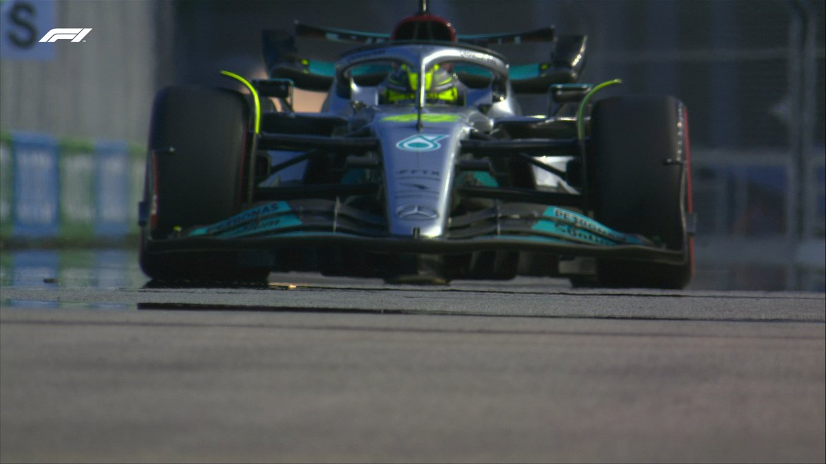 Lewis Hamilton goes fastest! 🚀 The Mercedes driver takes the top spot with 5 minutes remaining in FP1 #SingaporeGP #F1