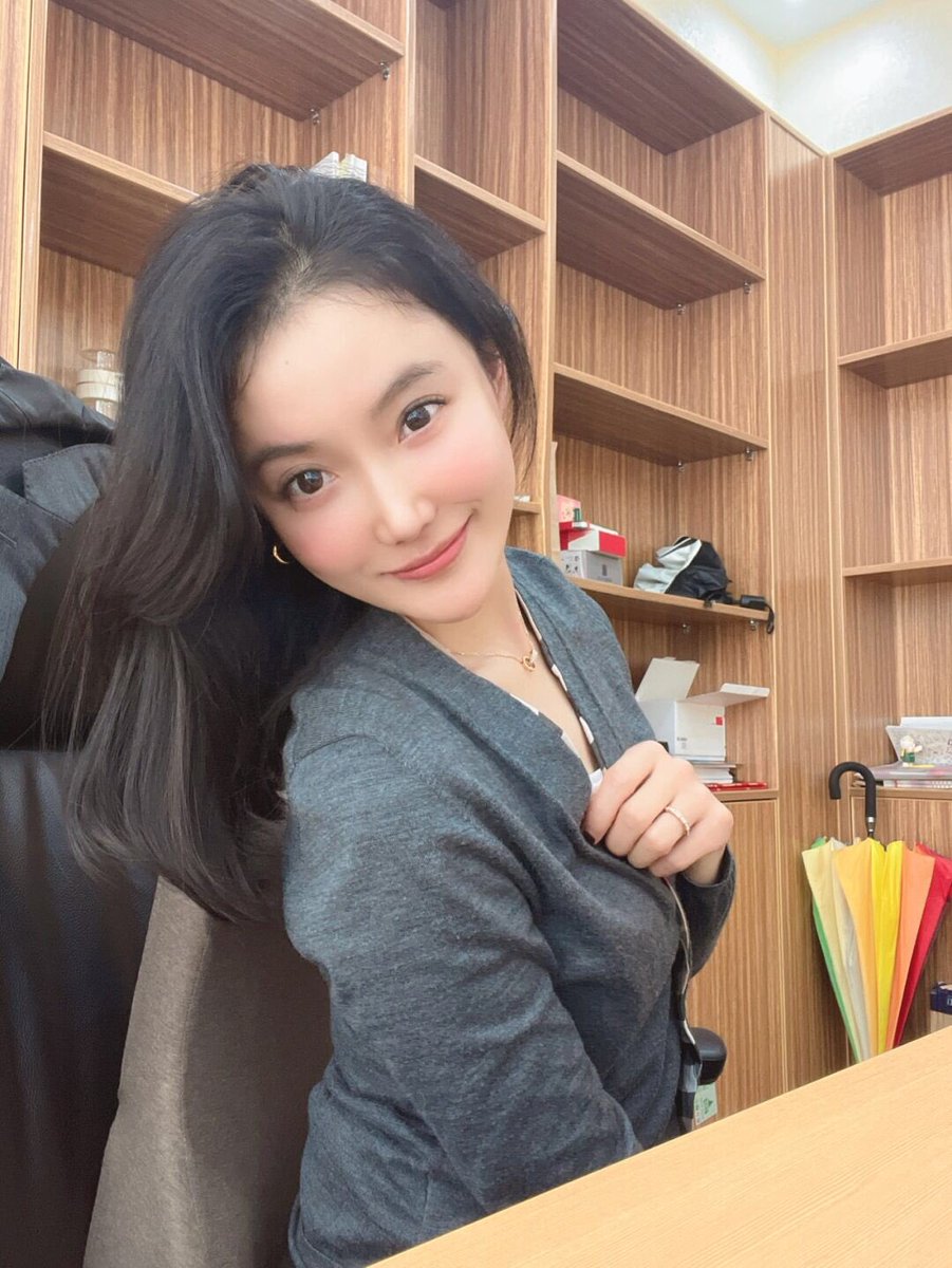 Estth6632's tweet photo. 快下班了，晚上有没有小哥哥一起去外滩散步呀～ https://t.co/jHzF7waS0j