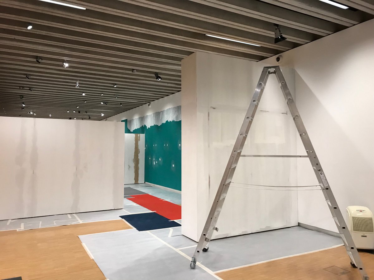 histmus's tweet photo. Alles so schön bunt hier: beim Umbau für die #Ausstellung #AllesEntschwindet über den Zeichner #Reiffenstein taucht das Grün aus der #FrankfurterGartenlust von 2021 auch wieder auf... https://t.co/8xrOkJivgv